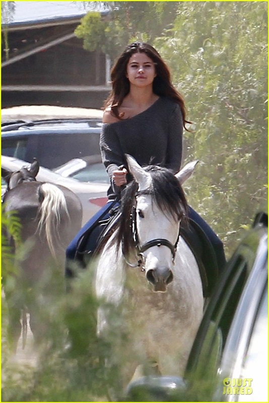 صور سيلينا جوميز على ظهر حصان أبيض في لوس أنجلوس