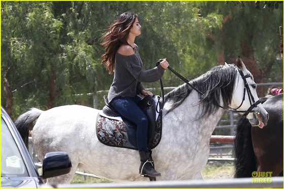 صور سيلينا جوميز على ظهر حصان أبيض في لوس أنجلوس