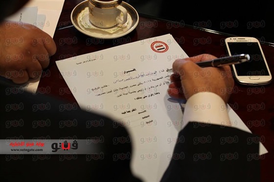 صور حمدين صباحي وهو يوقع على أوراق ترشحه للانتخابات الرئاسية
