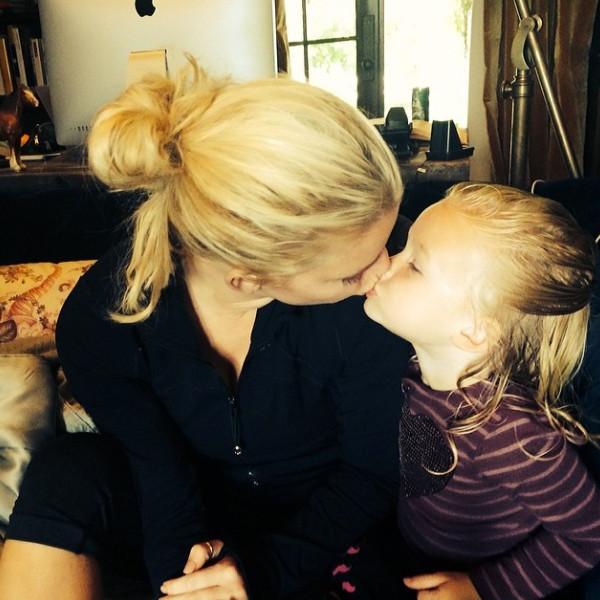 صور النجمة جيسيكا سيمبسون وهي تقبل ابنتها ماكسويل