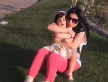 بالفيديو حليمة بولند تلعب مع ابنتها الصغيرة في الحديقة