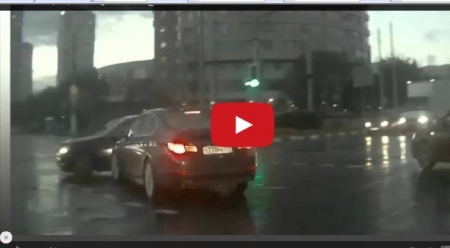 بالفيديو سيارة تظهر فجاة ترعب سائق سيارة اخرى ، السيارة الشبح في روسيا