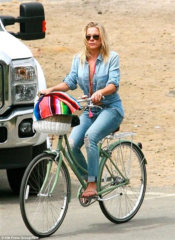صور ليان ريمس وهي تتنزه بدراجتها في كاليفورنيا