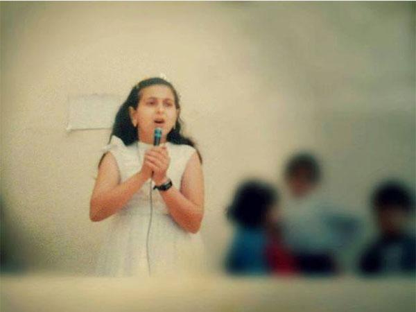صور فرح يوسف وهي طفلة صغيرة على مسرح مدرستها