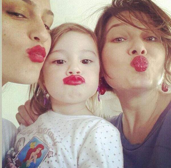 صورة Selfie تجمع بين نورجول يشيلجاي مع صديقتها وابنتها