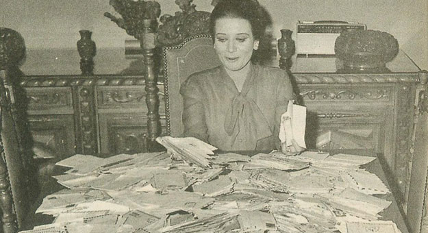 صور زبيدة ثروت وهي تقرأ رسائل معجبيها