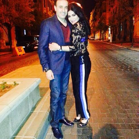 بالصور لحظات رومانسية تجمع اخلاص مع زوجها صابر الرباعي في شوارع لبنان