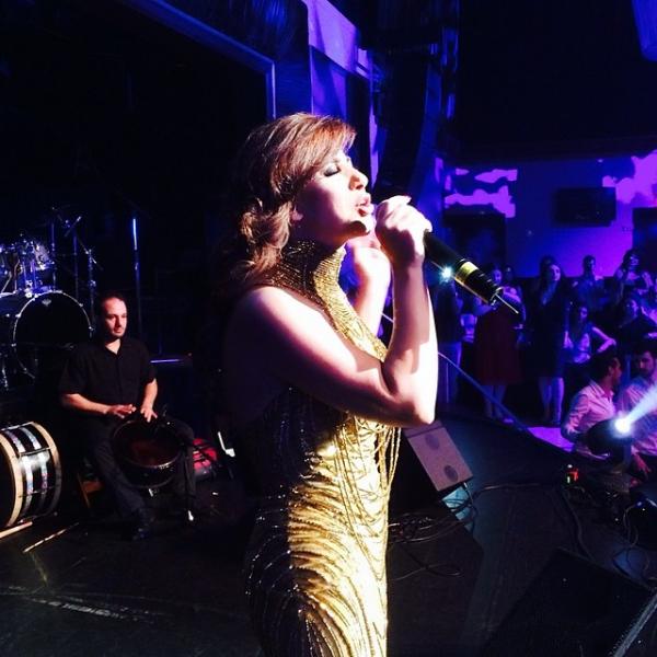 صور نجوى كرم بفستان ذهبي في حفلة ميامي 2014