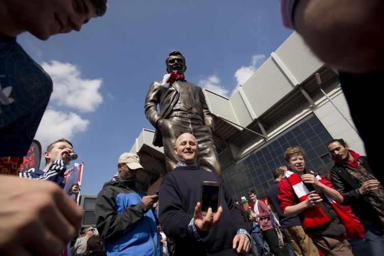 صور تمثال ديفيد مويس امام ملعب ليفربول الأنفيلد