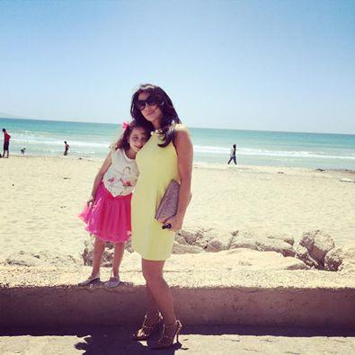 صور الاعلامية رابعة الزيات مع ابنتها على شاطئ البحر