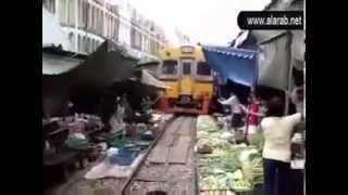 بالفيديو قطار يمشي في وسط السوق بطريقه مذهله