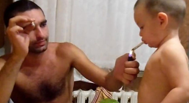 بالفيديو أب يعلم ابنه الصغير التدخين !!