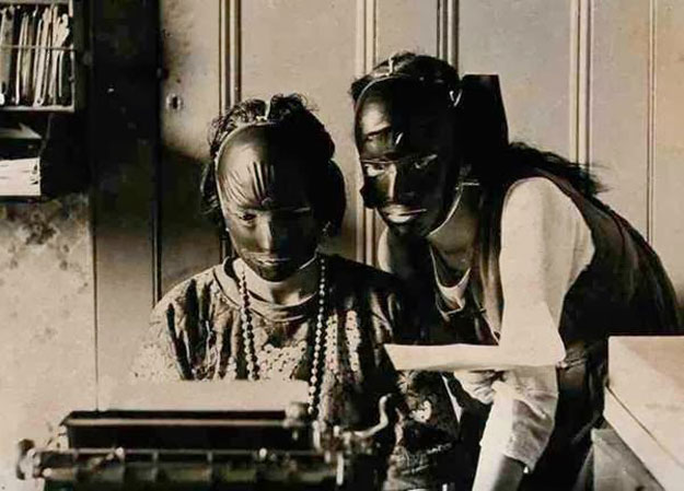 صور أدوات وأجهزة تجميل للمرأة من القرن الماضى
