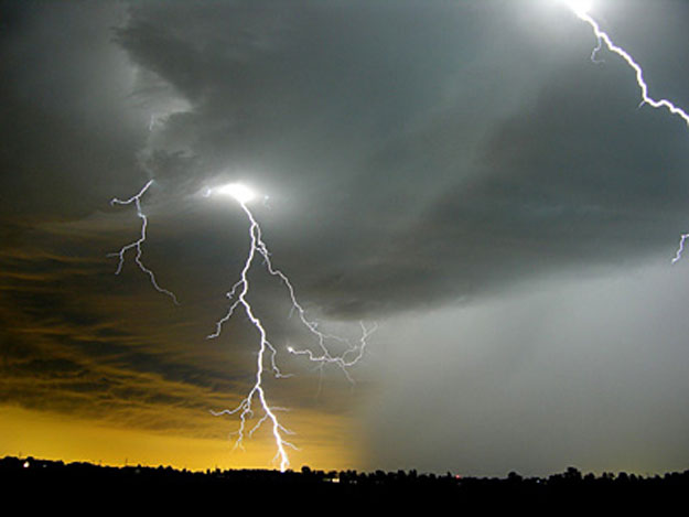 بالفيديو كيف تحدث ظاهرة البرق والرعد ؟؟