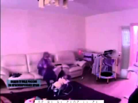 بالفيديو خادمة تضرب طفل صغير لكي تشاهد التلفاز