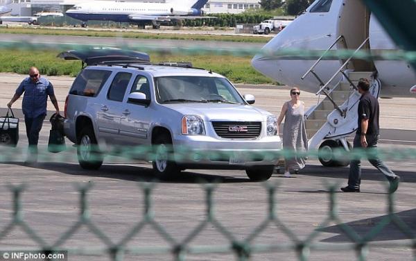 صور جورج كلوني وأمل علم الدين بعد خطوبتهما في مطار Nuys airport