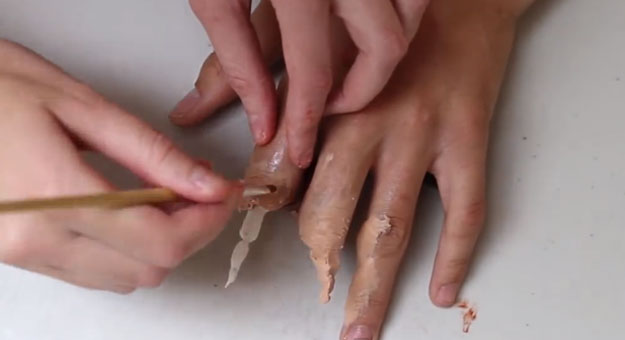 بالفيديو طريقة عمل خدعة اليد المقطوعة المشوهة