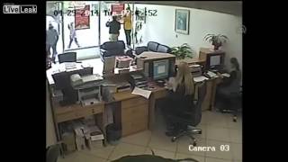 بالفيديو لص غبي حاول سرقة بنك ، شاهد ماذا حدث
