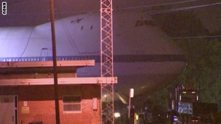 بالفيديو طائرة بوينغ ضخمة في شوارع هيوستن