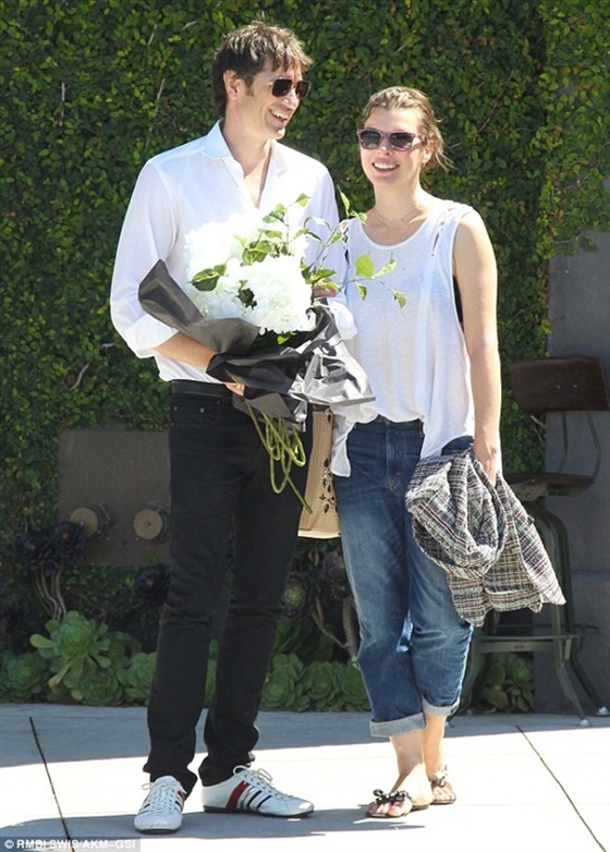 صور ميلا جوفوفيتش مع زوجها بول أندرسون في شوارع لوس أنجلوس