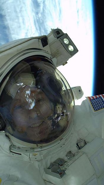 أول صورة Selfie لرائد فضاء خارج الغلاف الجوي