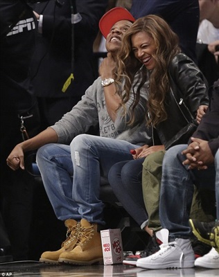 صور بيونسيه مع زوجها جي زي في مباراة كرة السلة في نيويورك