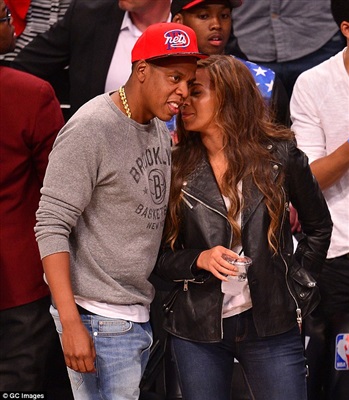 صور بيونسيه مع زوجها جي زي في مباراة كرة السلة في نيويورك