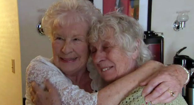 بالفيديو أختان توأم تلتقيان بعد 78 عاما