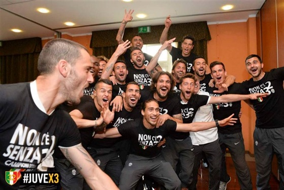 صور احتفال لاعبي يوفنتوس بلقب بطل الدوري الايطالي 2014
