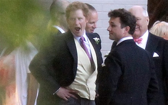 صور الأمير هاري والامير وليام في حفل زفاف صديقهما
