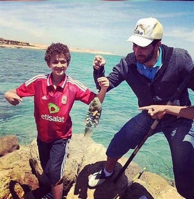 صور  محمد أبو تريكة مع عائلته في رحلة صيد