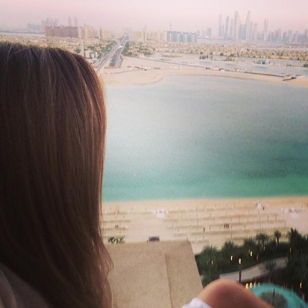 صور ميريام فارس وهي تستجم في غرفتها الفخمة في دبي 2014