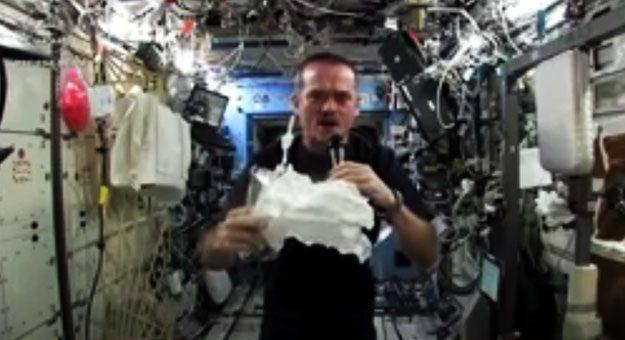 بالفيديو ماذا يحدث لقطعة قماش مبللة في الفضاء الخارجي