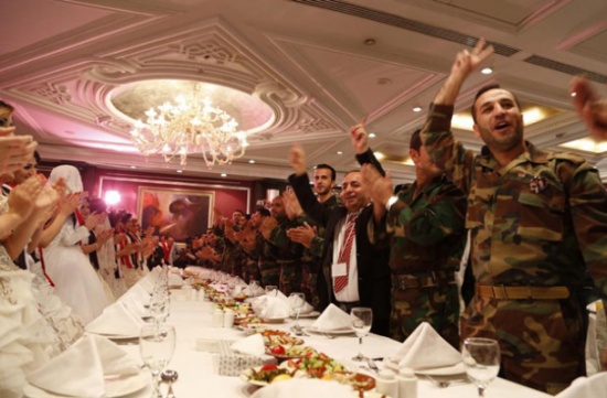 صور سلاف فواخرجي بفستان اسود قصير في حفل زفاف جنود الجيش السوري 2014