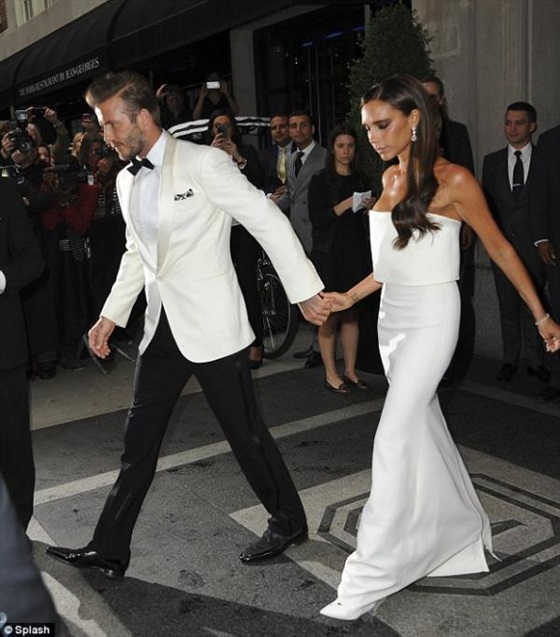صور ديفيد بيكهام وزوجته فيكتوريا في حفل توزيع جوائز Met Gala في نيويورك 2014