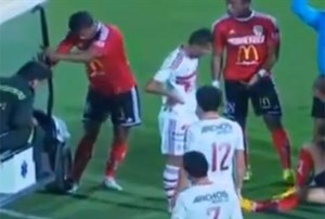 بالفيديو سيارة اسعاف تدهس لاعب في الدوري المصري 2014