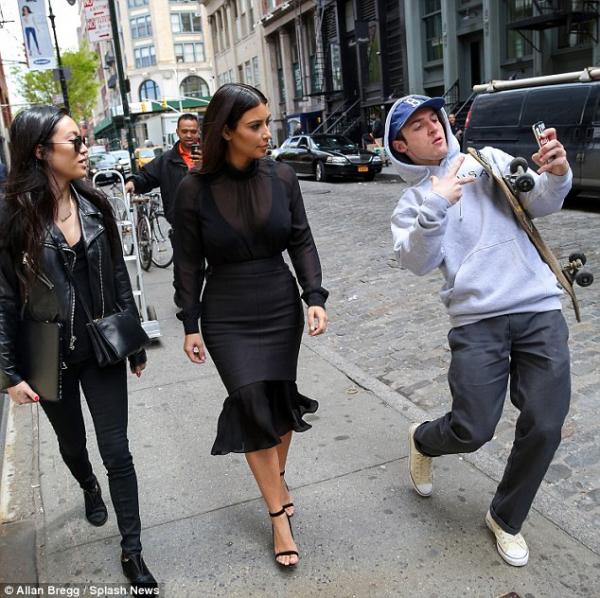 بالصور شاب يلتقط صورة Selfie مع كيم كارداشيان في شوارع نيويورك