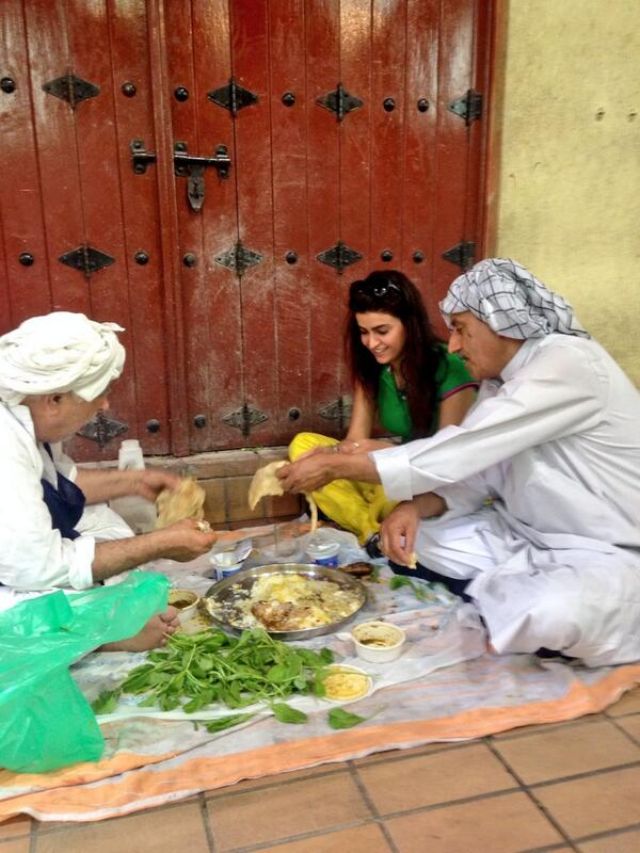 صور علا الفارس وهي تتناول الطعام على الارض مع قبيلة الشياب الأردنية