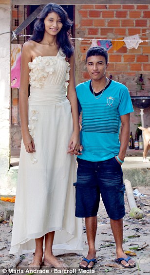 صور اطول عروس في العالم مع صديقها 2014