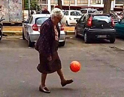 بالفيديو عجوز تلعب كرة القدم بمهارة وتتحدى ميسي ورونالدو