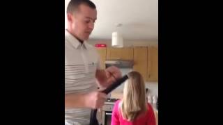 بالفيديو أب يسرح شعر ابنته بطريقة مبتكرة وغريبة