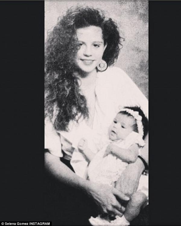 صور سيلينا غوميز وهي طفلة صغيرة بحضن والدتها