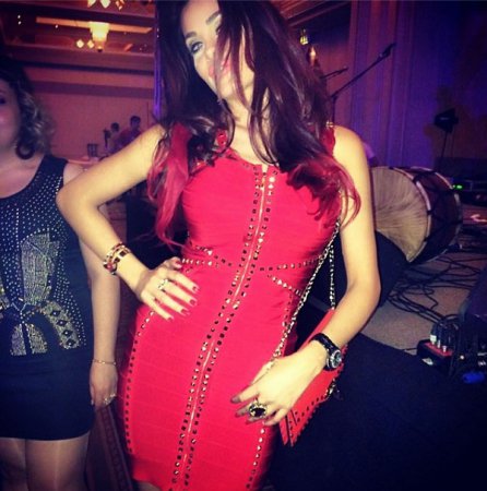 صور دومينيك حوراني بفستان أحمر ناري ضيق في حفلة علي الديك في دبي