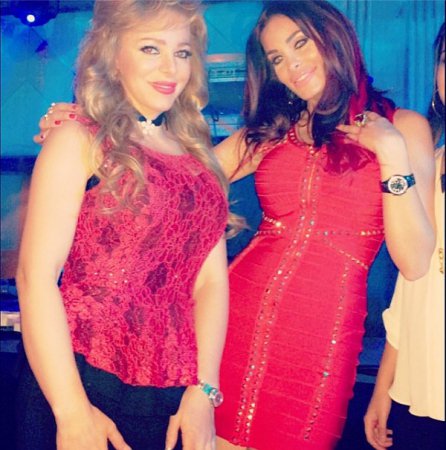 صور دومينيك حوراني بفستان أحمر ناري ضيق في حفلة علي الديك في دبي