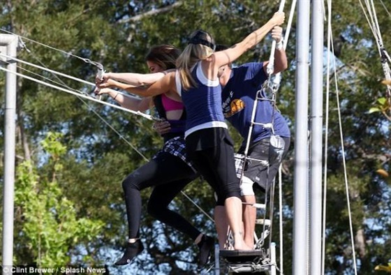 صور كلوي كاردشيان مع والدتها وهي تمارس رياضة القفز الخيرة 2014