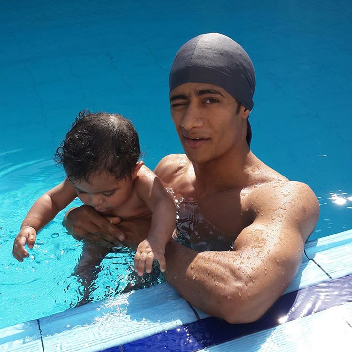 صورة محمد رمضان مع ابنه الصغير في حمام السباحة