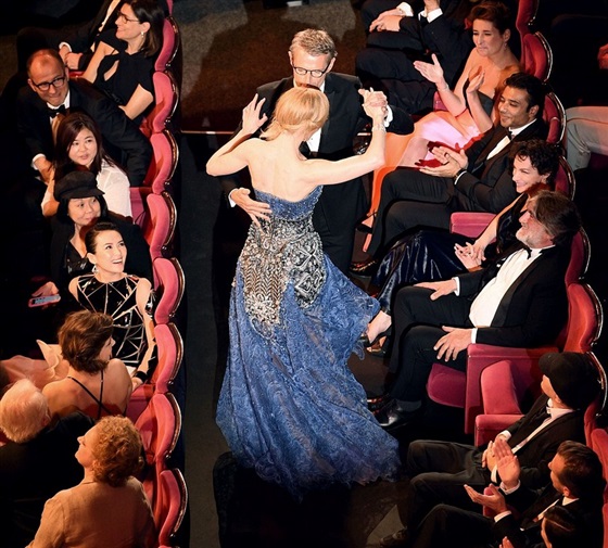 صور نيكول كيدمان وهي ترقص في حفل افتتاح مهرجان كان 2014
