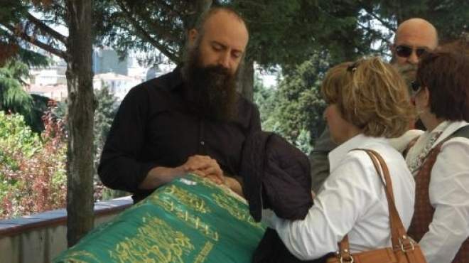 صور جنازة والدة الممثل التركي خالد آرجنش 2014 , صور السلطان سليمان وهو يبكي في جنازة والدته 2014