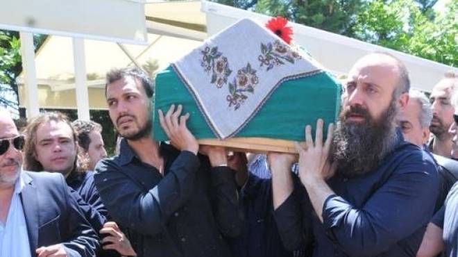 صور جنازة والدة الممثل التركي خالد آرجنش 2014 , صور السلطان سليمان وهو يبكي في جنازة والدته 2014