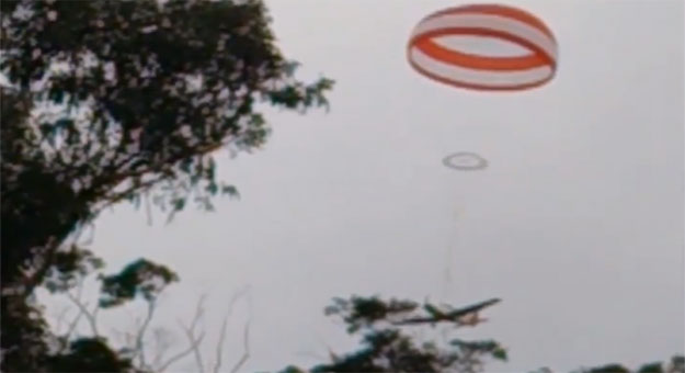 بالفيديو مظلة هوائية تنقذ طائرة من السقوط والتحطم